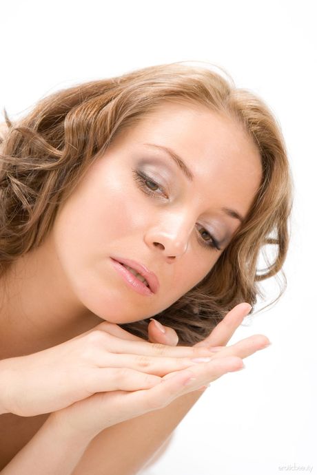 ソロガール、エリアンAがヌードで美ボディを披露
