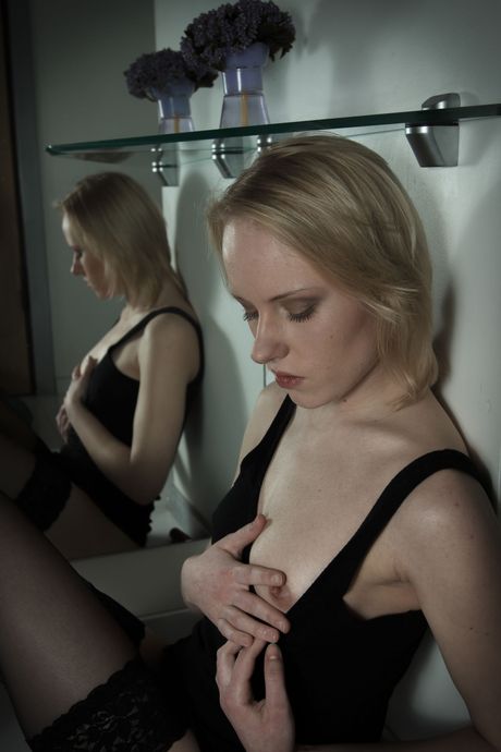 金发少女莫迪-凯特展示大奶子，穿着丝袜自慰
