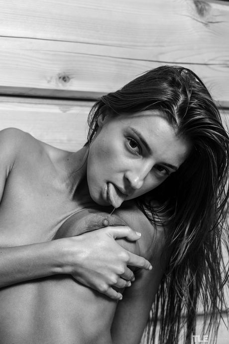 The Life Erotic: Petite adolescente Melena A se fait nue dans une paire de talons hauts sur un balcon