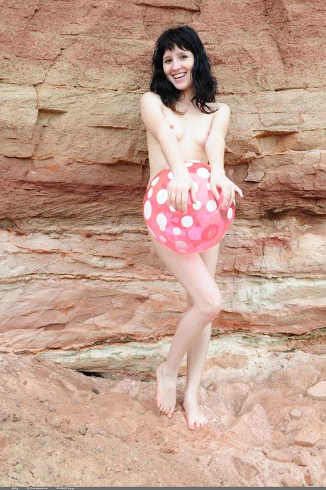 Jovens modelos de alta de beleza totalmente nuas com convicção
