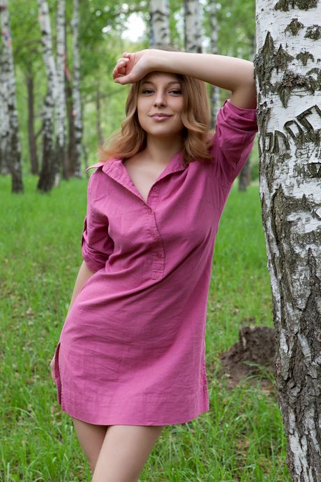 瘦弱少女尼基娅-A（Nikia A）脱掉内衣，摆出裸体姿势
