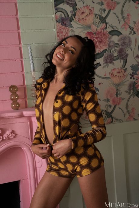 Sexig Latina Teen Rachel Rivers blir naken i svarta stövlar och en skinnjacka
