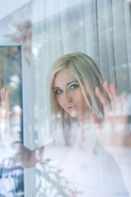 Skinny Blonde Janelle B presenterer sine bittesmå pupper og twat i naken
