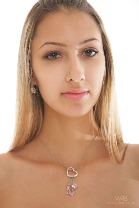 Hot Teen Kitty Jane viser de store puppene og rosa fitta i hæler
