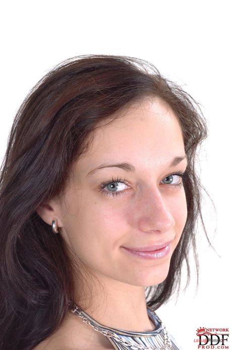 La brune sexy Tanya Sin montre ses gros seins et présente un corps parfait dans un solo
