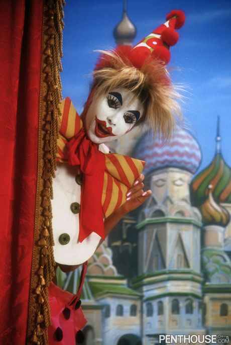 Busty Princesses Julietta i Sara Norton lizali się wielkimi cyckami
