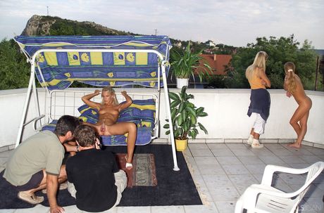 Skinny Blonde Teen Dorina bliver nøgen i en pool og knytnæve knepper hendes fisse
