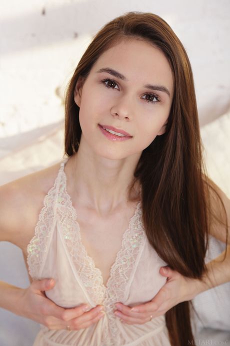 Lean teen Leona Mia removes her bikini and poses nude