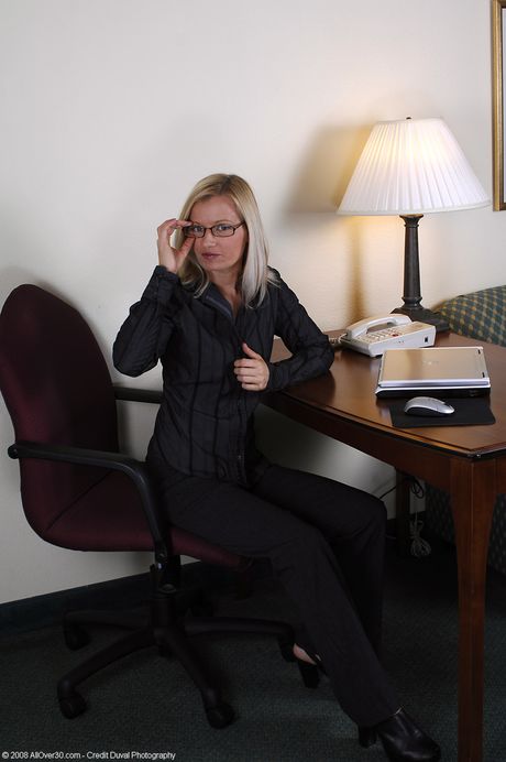 瘦削的 MILF Heidi 在工作时脱衣，展示她火辣的双脚和性感的身材
