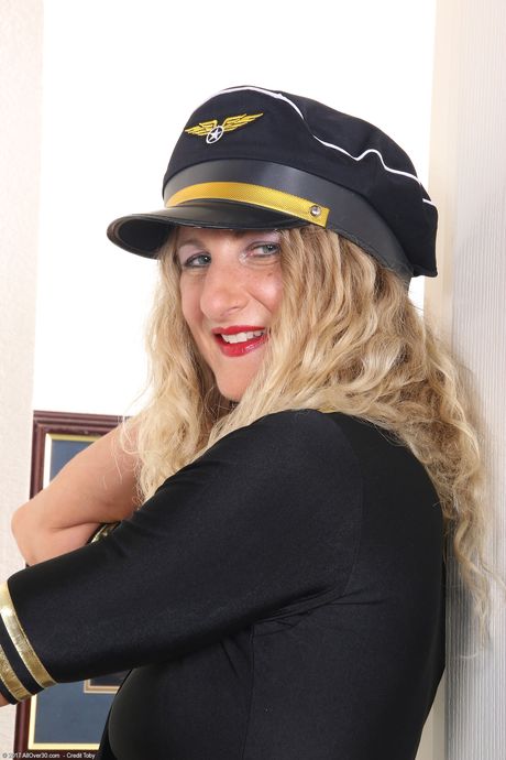 شقراء ناضجة لايلا وولف تطرح زي الطيارين لها ويظهر العري
