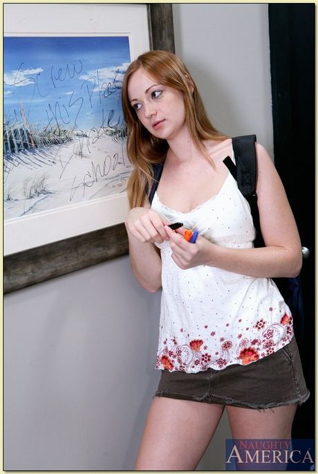 Redheaded College Girl Christine Michaels recebe sua buceta peluda lambida e desossada