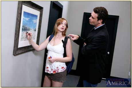 红发女大学生克里斯蒂娜-迈克尔斯（Christine Michaels）的多毛阴部被舔挞
