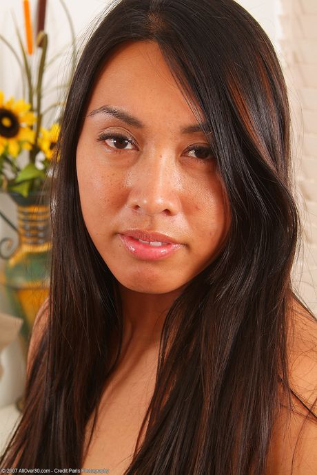 Chubby Asian Babe Kila zeigt ihren großen Arsch und rasierte Muschi
