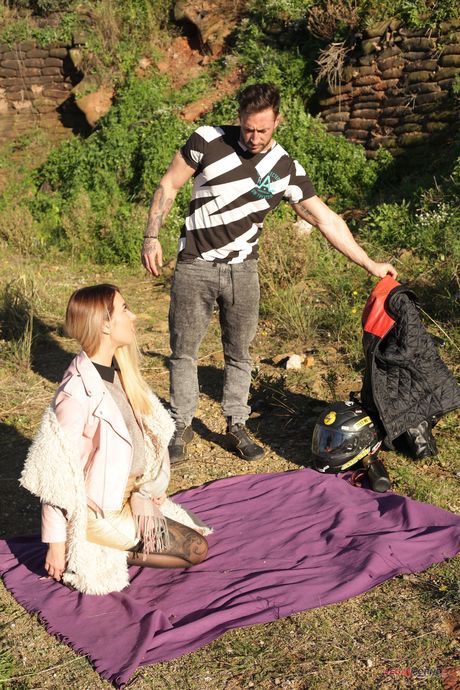 Blondynka Rosyjska Katrin Tequila zostaje lizana i pyszna w parku
