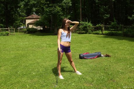 يتبول زوي بلوم في سن المراهقة الرقيقة على العشب بعد أن أصبح عارياً في الفناء الخلفي
