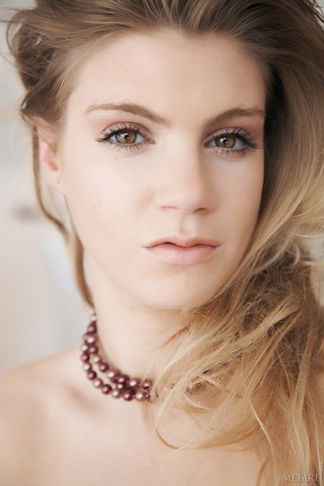 Alluring teen Eva G shows her beautiful body & poses in a solo shoot