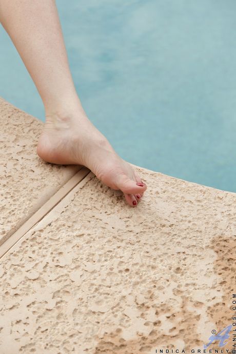 Rödhårig mamma indica tvättar grönt sina stora tuttar och fitta i poolen
