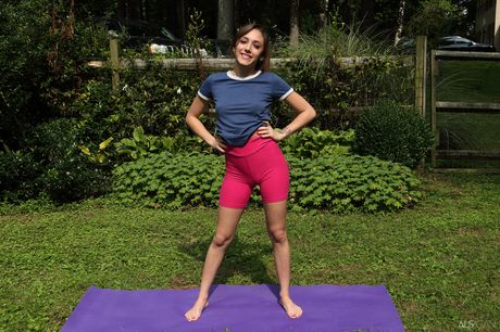 Petite Teen Dani Blu strekt haar kutje uit en speelt het op een trampoline
