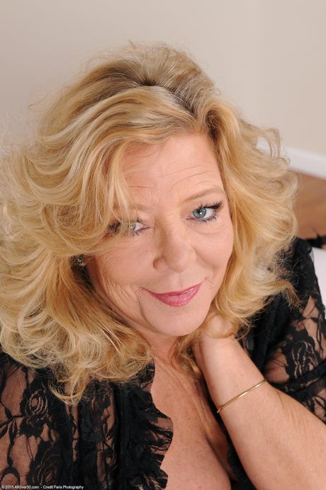 Amateur mom Karen Summer shows her big tits and spreads her mature pussy