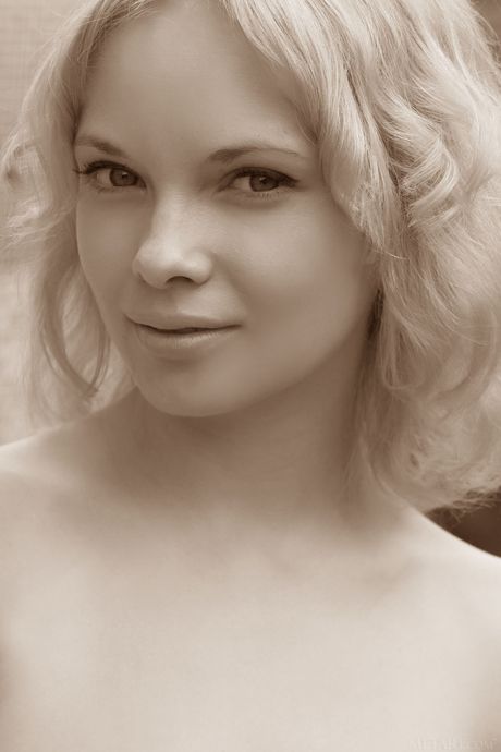 Blonde sexy feeona a en chapeau et pieds nus montrant le cul chaud et la chatte poilue à l