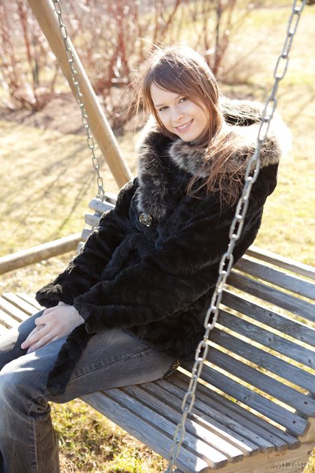 Schöne Brünette Beata undine entschlätt ihre großen Titten und haarige Muschi
