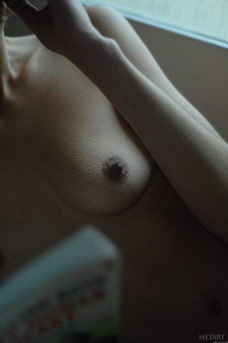 Esbelta adolescente Georgina B quita su lencería y sus calcetines para posar desnudos
