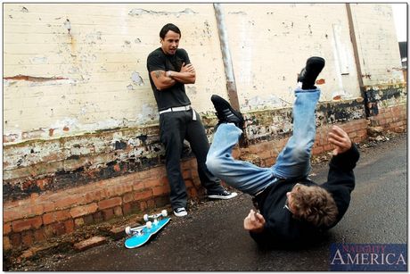 Brunette Milf Wendy Taylor får den barberte fitta slikket og banket
