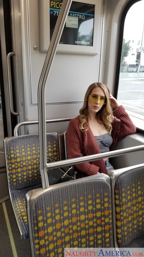 金髪のケイデンス・ラックスがソロで大きなお尻を露出し、ストッキング姿でポーズをとる。
