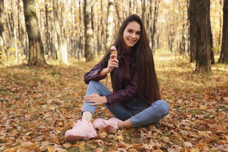 Svelte teen Leona Mia exhibits perfect shape in a park and shows her bald pussy