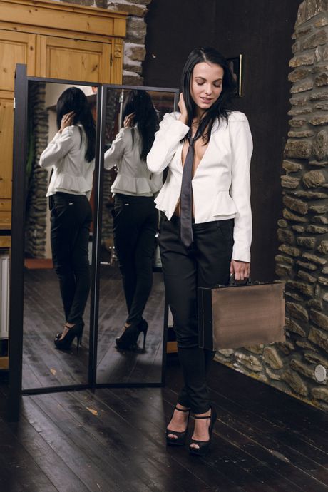 Sapphira zbija ubrania i palce jej cipkę w lustrze
