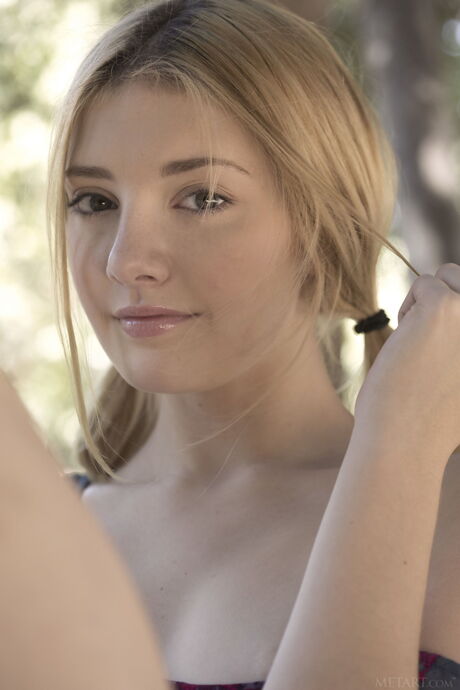 Lena Anderson wird mit Überzeugung nackt an einem Strand
