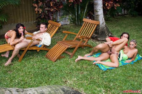 금발의 MILF 멜라니와 그녀의 남자가 섹시한 우크라이나 인과 쓰리썸을합니다.
