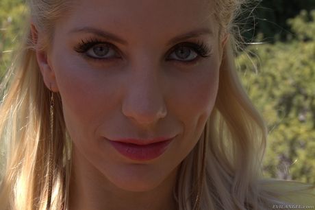 Evil Angel: يوضح حرائق Ashley Pornstar مؤخرتها المثالية والثدي الطبيعي في منفردة