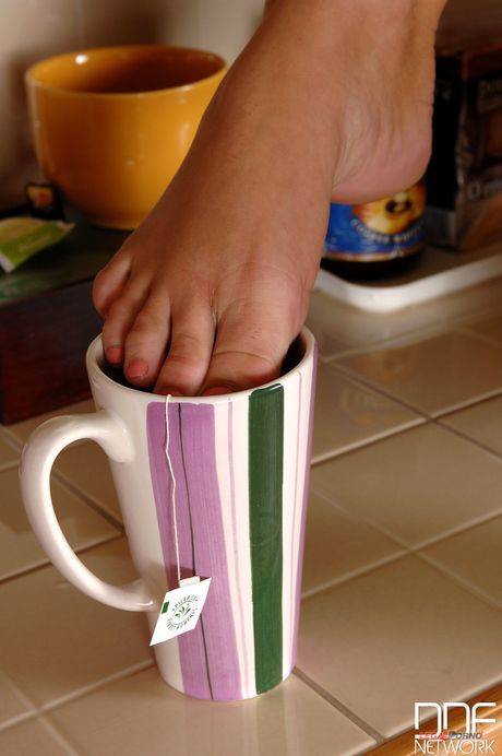 乌克兰美女 Ivana Sugar 在厨房里被崇拜和操弄双脚
