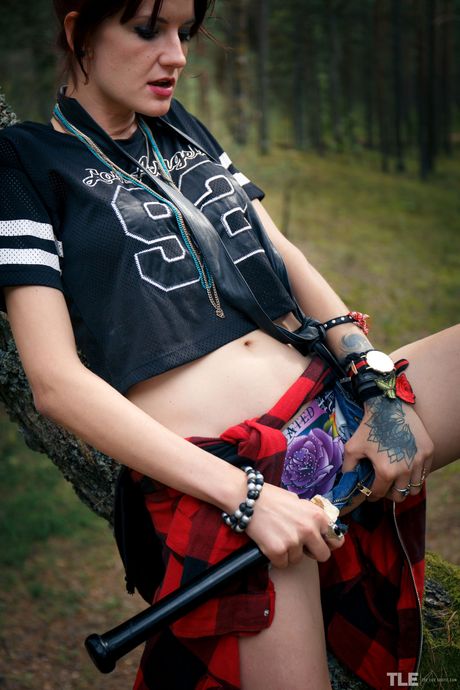 Bree Haze røyker en sigarett mens han onanerer med en baseballballtre på landsbygda
