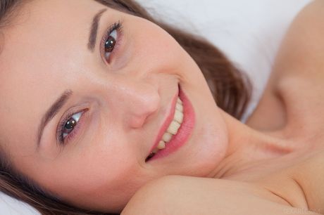 Adolescente encantadora Breann abre as pernas longas abertas enquanto mostra sua buceta careca
