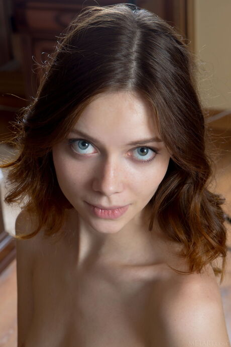 란제리를 벗고 큰 가슴과 엉덩이를 드러내는 매력적인 십대 케이 A
