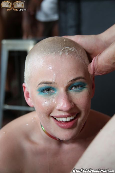 Blond Cougar Riley Nixon blir gangbanged av svarta män i en bar