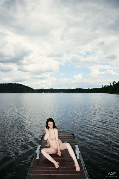 Das tschechische Babe Arkida Reeves zeigt ihre großen Titten und posiert auf einem Dock
