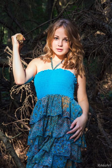 Delicate teen Jeff Milton shows her tiny tits & poses nude in a solo