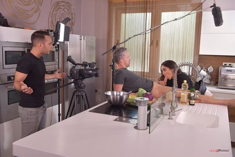 性感拉丁女郎金布拉-贝鲁奇（Ginebra Bellucci）在厨房里被人双操
