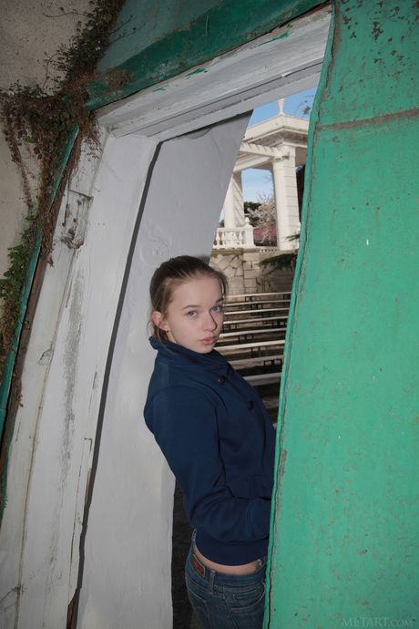 A adolescente magnética Milena d fica nua com ousadia durante a ação solo
