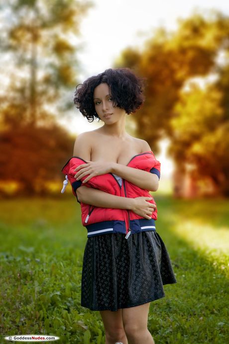 Venus russo sexy Pammie Lee si nuda su un letto senza paura
