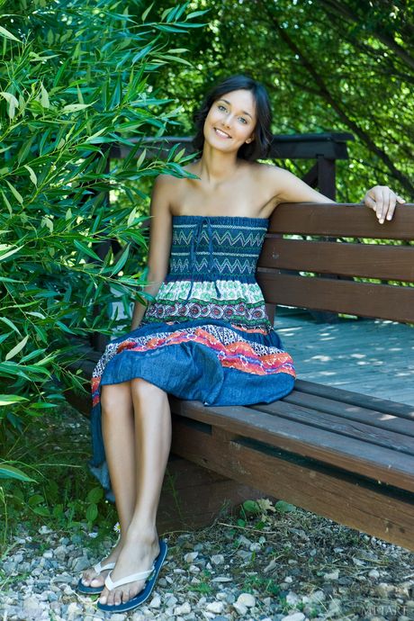 Slank brunette Chandra A striper naken dristig utendørs
