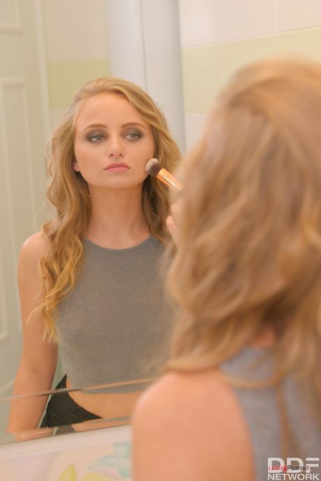 捷克辣妹 Lady Bug 被拉里-斯蒂尔（Larry Steel）舔阴并上了床
