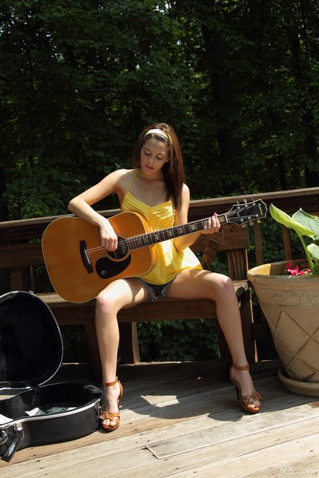 뒤뜰에서 알몸으로 포즈를 취하고 음부를 보여주는 날씬한 십대 키에라 윈터스
