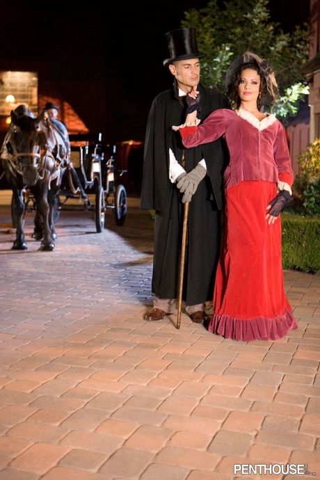 巨乳のブルネット、ヴァネッサ・レーンが野外でアソコを舐められ、穴を開けられる。
