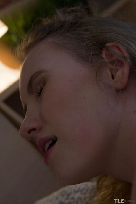 腼腆少女 Ariel S 在用台灯自慰前脱掉黑色连衣裙
