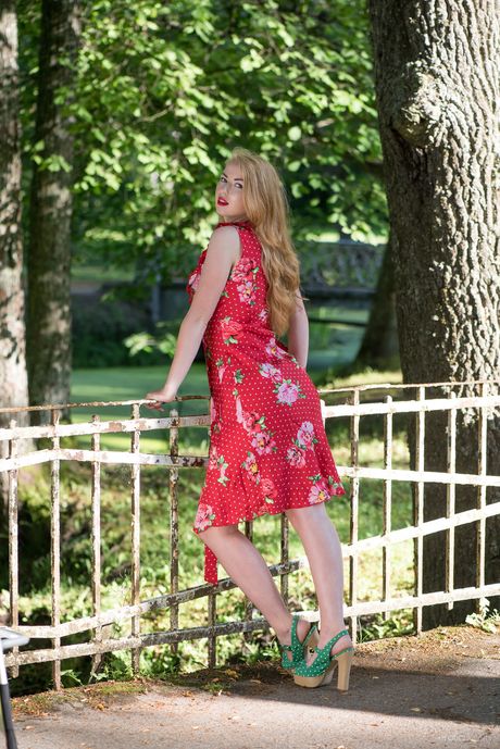 Svelte teen Helene shows her small tits and poses naked