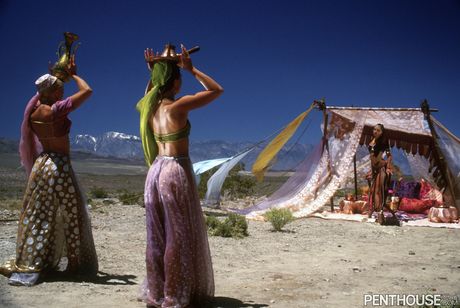 Tre lesbiske med store bryster og æsler, der leger på hinandens fitter udendørs
